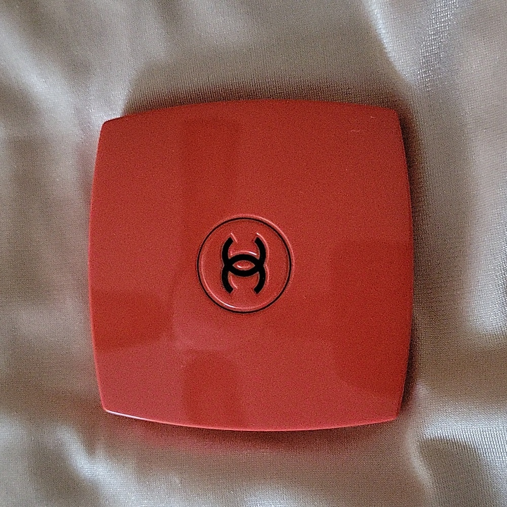 Chanel Code Coleur Limited Edition double-sided Mirror in Premiere Dame.
